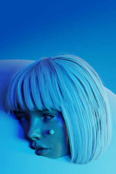 一个蓝色头发的女人看着她的左边